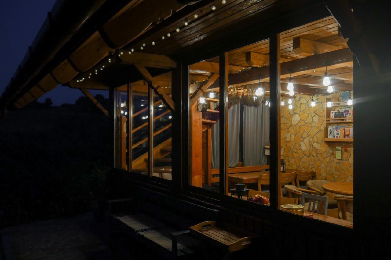 Valea Tirnei Rose Hip Hill Farm Bed & Breakfast エクステリア 写真
